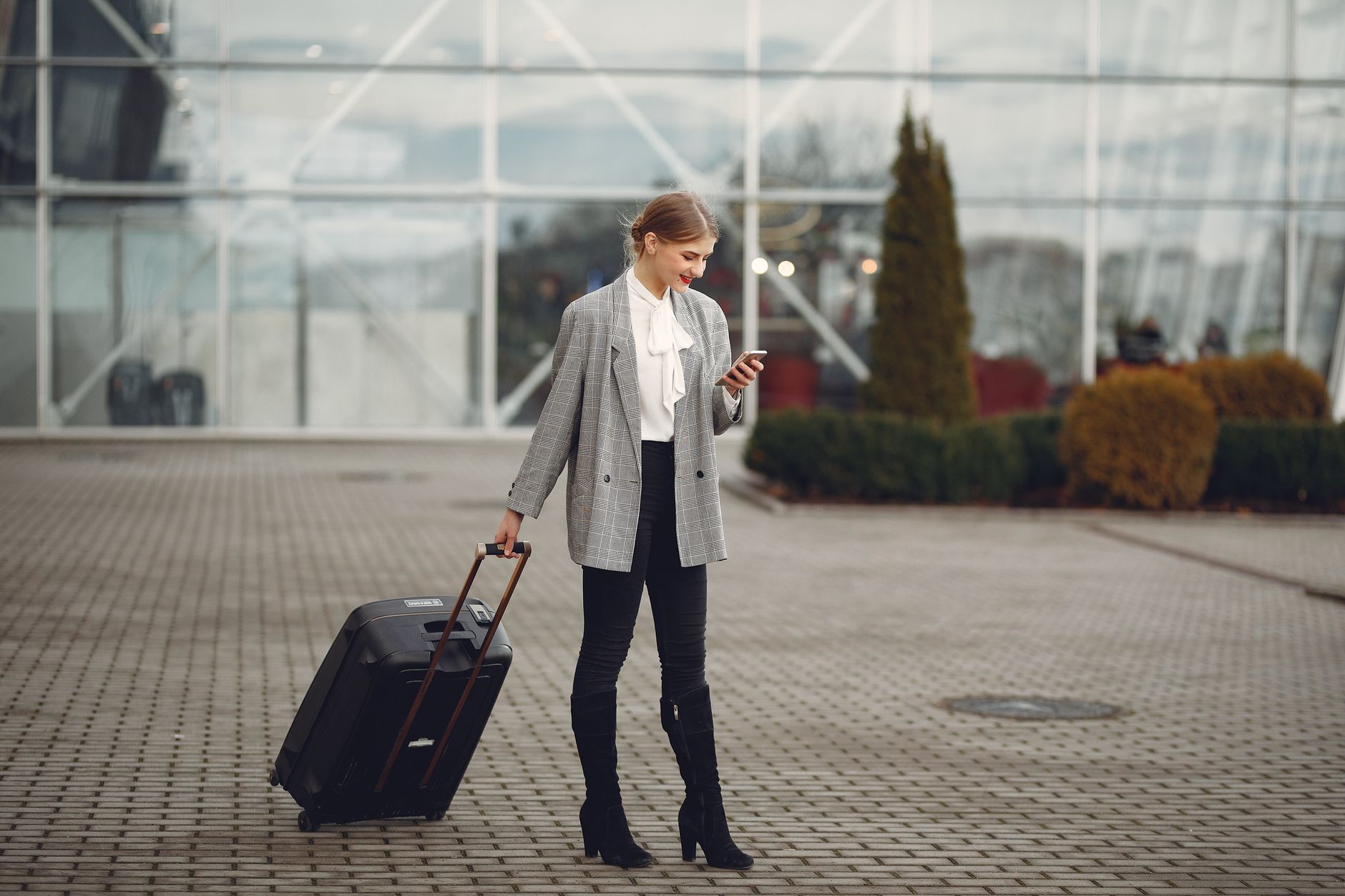 10 Ways to Actually Stay Connected While Travelling Abroad